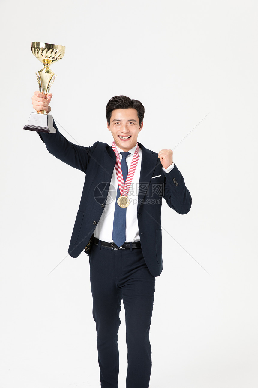 商务男白领举起奖杯图片
