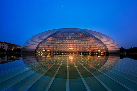 北京黄昏夜幕中的国家大剧院背景