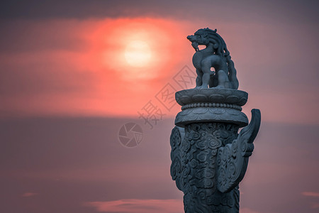 北京黄昏华表上的神兽背景