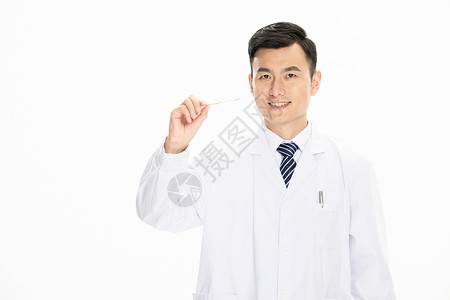 男性医生观察体温计图片