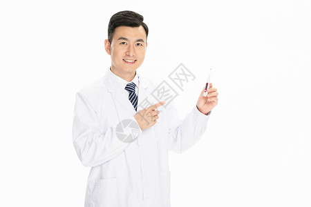 男性医生展示体温计高清图片