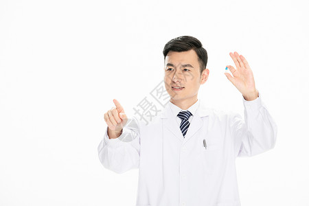 男性医生展示药品图片