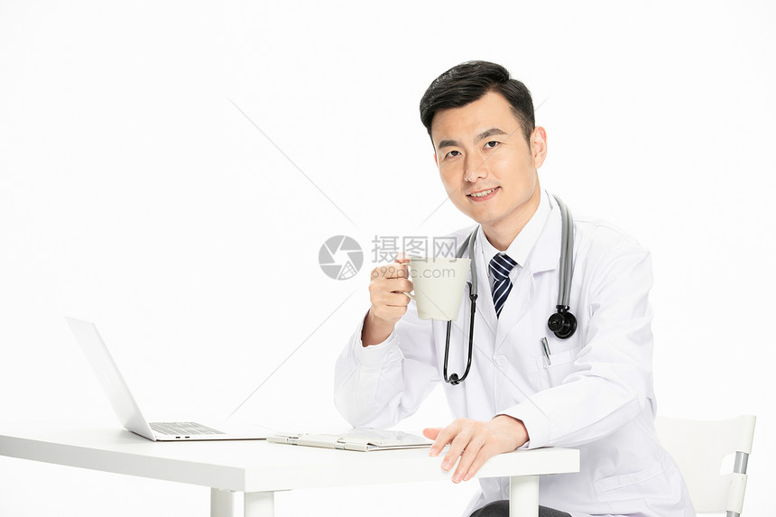 男性医生休息喝咖啡图片