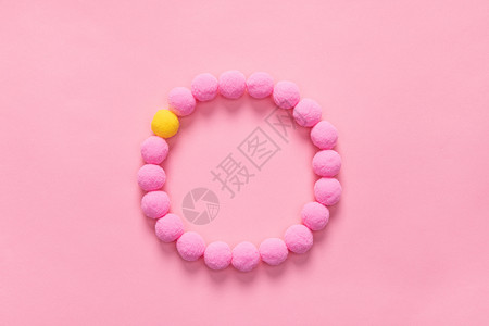 粉色圆环彩色毛绒球圆环背景