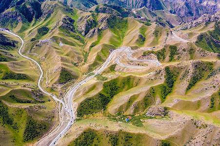 航拍大山里的公路背景图片