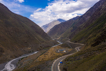 航拍大山里的公路背景图片