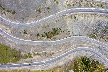 航拍大山里的公路图片