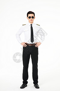 机长飞行员戴着墨镜站立形象背景图片