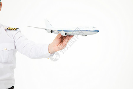 机长飞行员拿着飞机模型背景图片