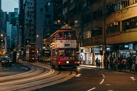 港式云吞面香港街头的叮叮车背景