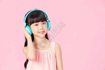 可爱的小女孩听音乐背景图片
