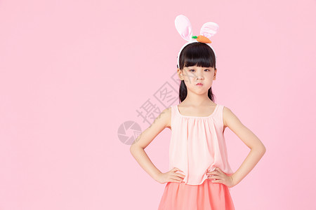 可爱小女孩带着兔耳朵背景图片