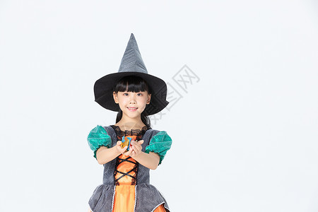 小女孩女巫造型拿着糖果背景图片