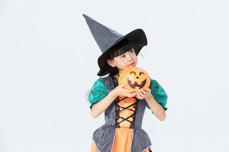 拿着笤帚的女巫小女孩万圣节女巫打扮拿着南瓜灯背景