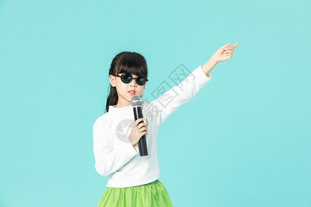 可爱小女孩唱歌戴着墨镜背景图片