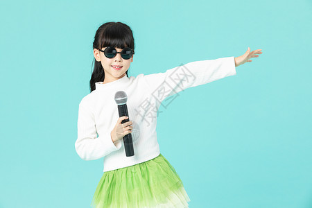 可爱小女孩唱歌戴着墨镜高清图片