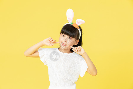 戴着兔耳朵的小女孩形象背景图片
