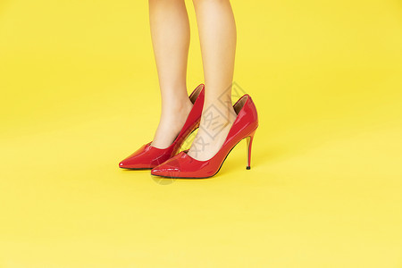 女孩鞋子小女孩穿妈妈的红色高跟鞋背景