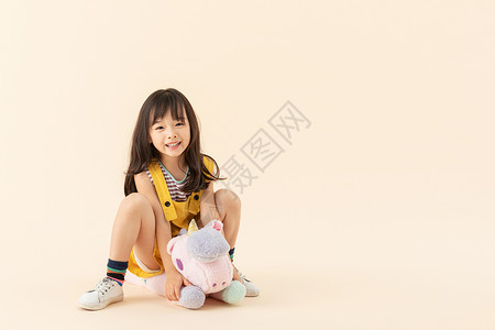 娃娃开心小女孩与毛绒玩具背景