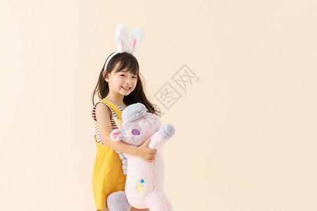 兔子娃娃小女孩与毛绒玩具背景