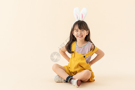 坐着兔子女孩小女孩坐在地上玩背景