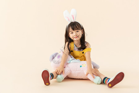 坐着兔子女孩小女孩与毛绒玩具背景