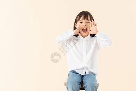 坐着椅子的女孩小女孩坐在椅子上玩耍背景