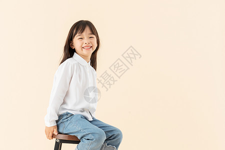 坐着椅子的女孩小女孩坐在椅子上背景