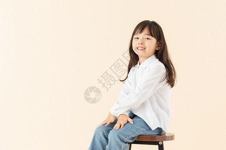 小女孩坐在椅子上高清图片