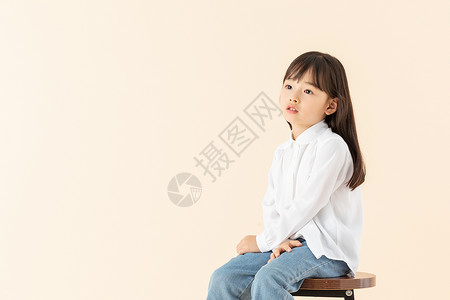 坐着思考小女孩坐在椅子上背景