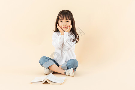 小女孩坐在地上看书中国人高清图片素材