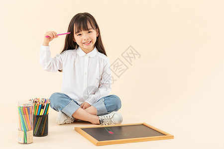 思考的小朋友小女孩坐在地上画画背景
