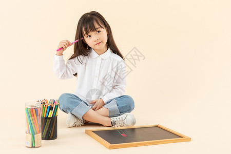 思考的小朋友小女孩坐在地上画画背景