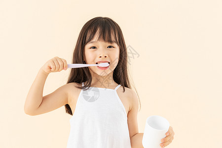 个护清洁小女孩在刷牙背景