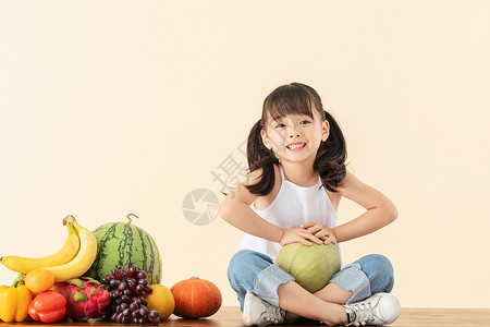 小姑娘抱醋坛子小女孩抱着哈密瓜背景