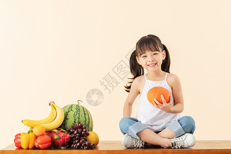 小姑娘抱醋坛子小女孩抱着南瓜背景