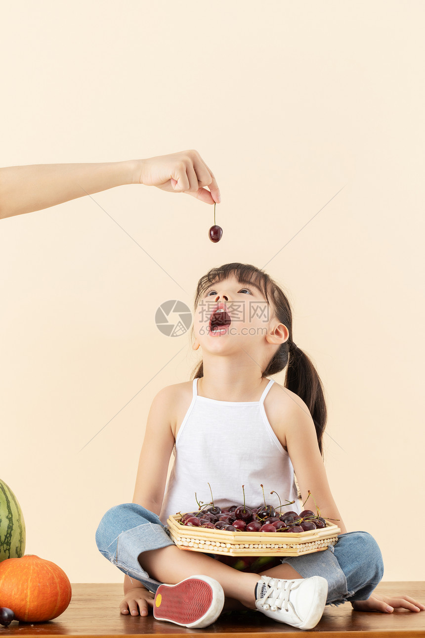 小女孩抬头吃樱桃图片