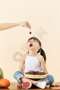 小女孩抬头吃樱桃图片