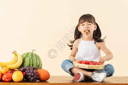 小女孩吃番茄背景