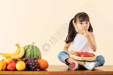 小女孩吃番茄背景
