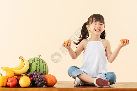 小女孩拿着橙子高清图片