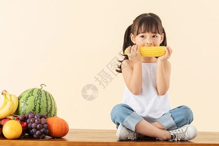 装玉米女孩小女孩吃玉米背景