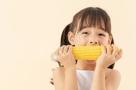 吃玉米鸡仔小女孩吃玉米背景