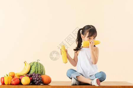 小女孩吃玉米图片素材