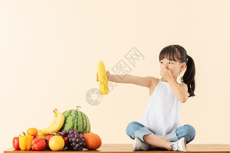 小女孩讨厌吃玉米高清图片