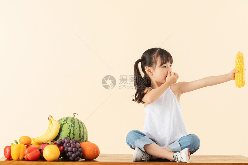 小女孩讨厌吃玉米图片