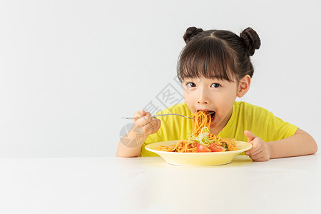 吃饭女孩小女孩吃意大利面背景