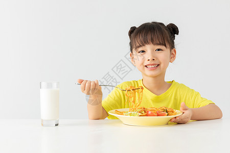 小女孩在吃早餐背景图片