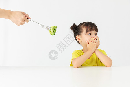 小女孩拒绝吃别人喂的食物背景