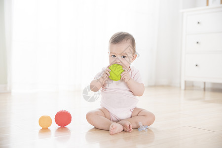 小孩外国素材婴儿啃触感球背景